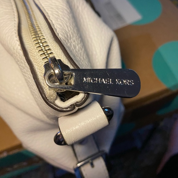 Beautiful White Leather Michael Kors Shoulder Bag in Excellent Condition - Picture 5 of 12